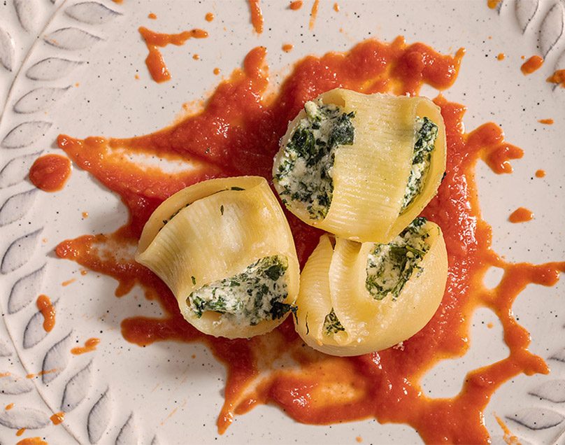 LUMACONI ΜΕ ΣΠΑΝΑΚΙ ΚΑΙ ΡΙΚΟΤΑ ΣΕ ΣΑΛΤΣΑ ΤΟΜΑΤΑΣ