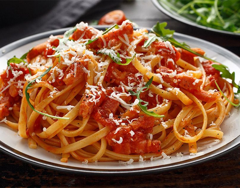 ΜΑΚΑΡΟΝΑΔΑ ΜΕ ΠΙΚΑΝΤΙΚΗ ΣΑΛΤΣΑ ΤΟΜΑΤΑΣ